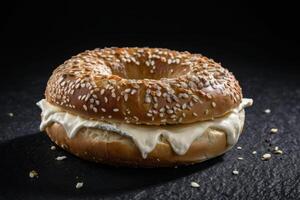 ai gerado bagel sanduíche em Preto fundo foto