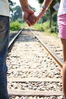 amoroso casal segurando mãos e caminhando juntos foto