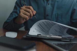 homem de negocios segurando caneta escrevendo documento plano ou assinatura papelada lei contrato, trabalho aplicativo, financeiro marketing conceito o negócio foto