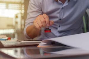 contrato lei ou papel trabalhos o negócio e finança documento borracha carimbo. para oficial e legal contratos e acordos, financeiro declarações, investimento contratos, real Estado documentos. foto