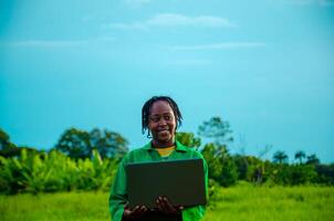 agrônomo usando computador portátil dentro a Fazenda foto