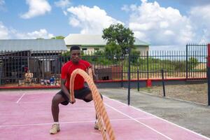 africano homens com batalha corda batalha cordas exercício dentro a ginástica academia. foto