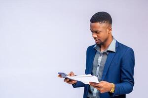 bonito africano homem de negocios isolado sobre branco fundo calculando fatura foto