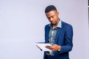 bonito africano homem de negocios isolado sobre branco fundo calculadora para calcular a banco fatura foto