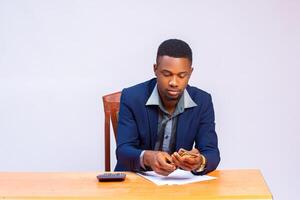 homem de negocios dentro a escritório a sério contando a dinheiro em dele mão foto