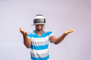 bonito africano homem usando vr óculos. virtual realidade experiência foto