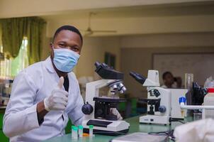 profissional bonito masculino cientista trabalhando em uma vacina dentro uma científico pesquisa laboratório. foto