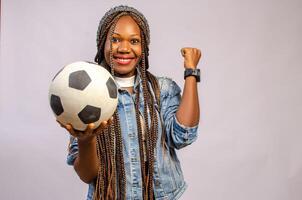 foto do desportivo atraente senhora levantar polegar dedos acima avisando legal caminho ganhar dinheiro Esportes aposta aguarde couro bola vestem futebol uniforme camiseta calção isolado branco cor fundo