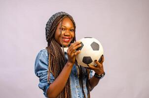 jovem africano alegre positivo senhora apoiando futebol equipe, esporte apostas, ativo vida, era conceito foto