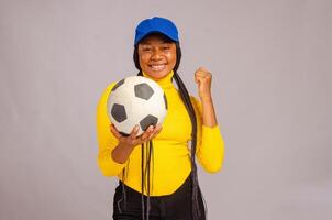 lindo futebol ventilador sentindo-me animado sobre Como ela mantido uma futebol em dela mão foto