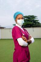jovem Preto fêmea cuidados de saúde trabalhador sorridente fora, retrato foto