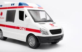 brinquedo ambulância em uma branco fundo. cuidados de saúde conceito foto