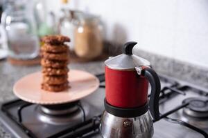 recentemente preparado biscoitos dentro a cozinha, servido em uma prato Próximo para uma café criador. foto