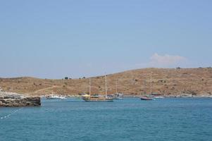 bodrum, turquia, 2020 - iates estacionados na marina foto