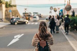 mulher turista visitando dentro Kamakura, Kanagawa, Japão. feliz viajante passeios turísticos kamakurakokomae trem estação. ponto de referência e popular para turistas atração perto Tóquio. viagem e período de férias conceito foto