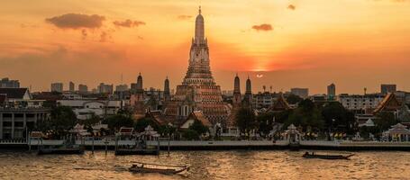 wat uma corrida têmpora dentro pôr do sol, têmpora do alvorecer perto chao phraya rio. ponto de referência e popular para turista atração e viagem destino dentro Bangkok, Tailândia e sudeste Ásia conceito foto