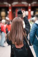 turista mulher Visita sensoji têmpora ou Asakusa kannon têmpora é uma budista têmpora localizado dentro asakusa. ponto de referência e popular para turista atração e viagem destino dentro Tóquio, Japão e Ásia conceito foto