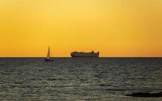 um navio de transporte ao pôr do sol foto