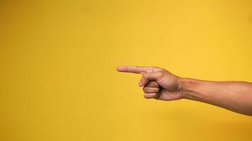 do homem mão com apontando mão gesto em amarelo fundo foto