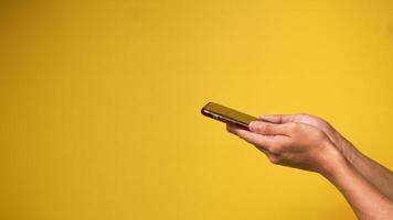 a do homem mão detém a Smartphone em amarelo fundo, conceito. tela sensível ao toque tábua, cópia de espaço. foto