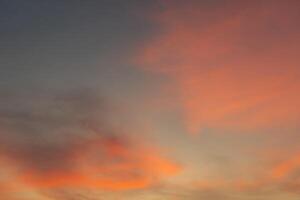 nascer do sol. pôr do sol céu com □ Gentil colorida nuvens para Backgroud e conceitos foto