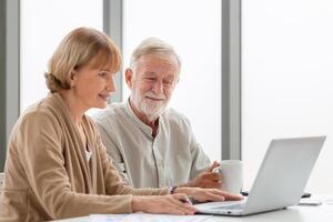 Senior casal verificação seus contas, aposentado idosos família lendo documentos foto