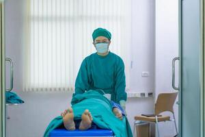 masculino médico enfermagem funcionários com doente pessoas, masculino enfermeiras com paciente dentro hospital foto