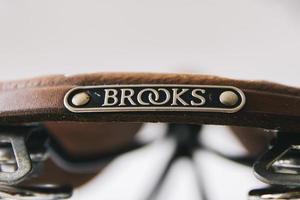 belgrado, sérvia, 18 de abril de 2018 - detalhe do selim de bicicleta vintage brooks inglaterra em belgrado, sérvia. brooks england é um fabricante de selins para bicicletas fundado em 1866 em birmingham.