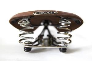 belgrado, sérvia, 18 de abril de 2018 - detalhe do selim de bicicleta vintage brooks inglaterra em belgrado, sérvia. brooks england é um fabricante de selins para bicicletas fundado em 1866 em birmingham.