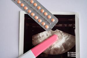 gravidez teste e nascimento ao controle pílulas com ultrassom Varredura do bebê útero, contracepção saúde e remédio. foto