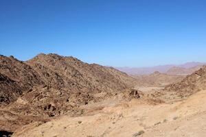 uma lindo dia Visão do a montanha alcance adjacente para Dividido Rocha dentro tabuk, saudita arábia. foto