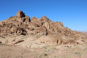 uma lindo dia Visão do a montanha alcance adjacente para Dividido Rocha dentro tabuk, saudita arábia. foto