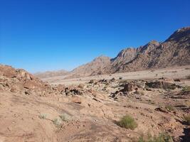 uma lindo dia Visão do a montanha alcance adjacente para Dividido Rocha dentro tabuk, saudita arábia. foto