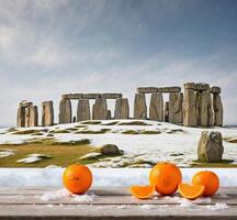 ai gerado stonehenge dentro inverno com tangerinas e neve, Inglaterra foto