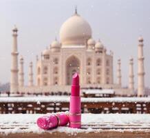 ai gerado Rosa batom em a fundo do a taj mahal dentro a neve foto