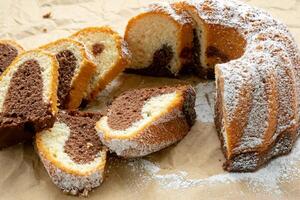 tradicional caseiro mármore bolo. fatiado mármore bundt bolo em papel. foto