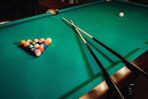 de bilhar mesa com verde superfície e bolas dentro a de bilhar clube.piscina jogos foto