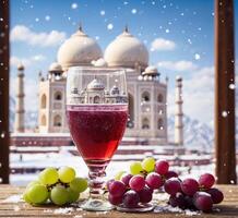 ai gerado vidro do vermelho vinho com uvas e taj mahal dentro fundo, agra, uttar Pradesh, Índia foto