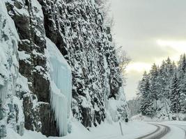 cachoeira congelada e pingentes de gelo, bela paisagem da noruega. foto