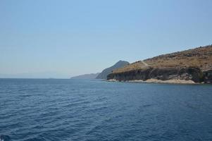 mar Egeu na turquia, panorama de montanhas e costa foto