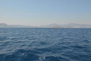 mar Egeu na turquia, panorama de montanhas e costa foto