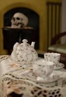porcelana velha em cima da mesa. jogo de chá. louças feitas à mão. foto