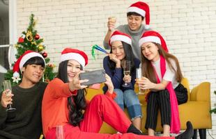 grupo de lindas jovens asiáticas na festa de natal
