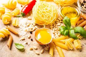 ingredientes crus saudáveis para molho de macarrão italiano carbonara foto