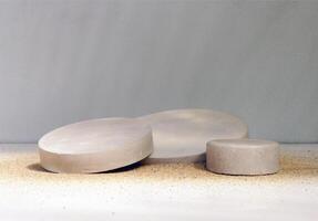 pódios em a areia para apresentação mostrar produtos Cosmético exibição , etapa pedestal ou plataforma fundo foto