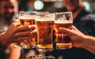 ai gerado feliz amigos torcendo Cerveja óculos às cervejaria bar jardim. generativo ai foto