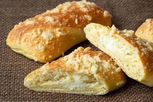 fresco pastelaria com chalé queijo. feito à mão pãezinhos. rústico estilo Comida. foto