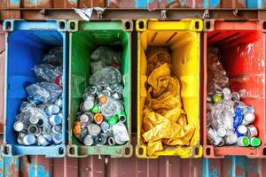 ai gerado containers com diferente tipos. reciclando conceito. foto