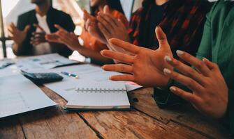 alegre o negócio colegas aplaudindo dentro encontro às coworking escritório foto