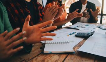 alegre o negócio colegas aplaudindo dentro encontro às coworking escritório foto